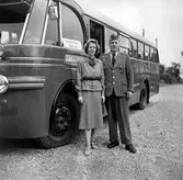 Jönköpings-Posten anordnade sällskapsresor, både med tåg och buss, här en tur till Ålleberg. Till höger står busschaufför Gunnar Valdemar Karlsson.