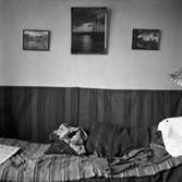 Fotograf Gustav Andersson bodde i ett vindsrum på Pilgatan 4 i Jönköping, som saknade rinnande vatten och kök. Ovanför sängen hänger tavlor och på sängen ligger tidningen som han ibland låg och läste.