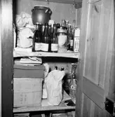 Fotograf Gustav Andersson bodde i ett vindsrum på Pilgatan 4 i Jönköping. Det var bara 6-8 kvadratmeter stort och saknade rinnande vatten och kök, men ett skafferi fanns. Där förvarades bland annat Krönleins pilsner och kaffe, Löfbergs lyxblandning.