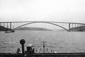 U-båten Makrillen på väg under en bro.