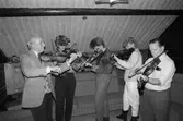 Ungdomarna Peter Sandin, Jonas Persson och Sofia Johansson spelar violin i ABF-stugan i Lindome, år 1985.

För mer information om bilden se under tilläggsinformation.