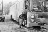 Tomas Winsnes stiger på skolbussen i Stretered, Kållered, år 1985. 