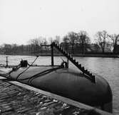 U-båten Makrillen vid kaj/ nät-såg fram.
