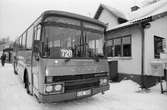 En Kålleredsbuss står parkerad utanför Kålleredsbussarnas kontor i Kållereds centrum år 1985. På marken ligger snö. Kontoret var Vommedal Västergård 3:9 