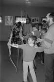 Bågskytte för barn under februarilovet i Mölndal, år 1985.

För mer information om bilden se under tilläggsinformation.