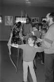 Bågskytte för barn under februarilovet i Mölndal, år 1985.

För mer information om bilden se under tilläggsinformation.