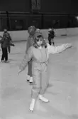 Skridskoåkning för barn under februarilovet i Mölndal, år 1985.

För mer information om bilden se under tilläggsinformation.