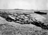 Blockhop på s. sidan av Östra Norrkobben i Rynge skärgård, n.n.v om Svenska högarna, Stockholms län. Häckplats för en medelstor tordmulekoloni(>50:talet fåglar) foto  Edv. Wibeck den 19 juni 1938