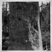Siene sn , Inskrift å bautastenen vid kyrkan  fr NV. N.I.S. 1951 neg 192.