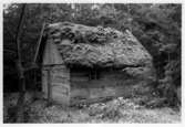 I ett granskogsområde i Skölvene sn finns en saommarladugård som minner om en annan tids djurhållning. Fähuset är timmrat av ek och taket är täckt med halm.