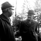 Stora Mellby.  Åke Imark (stående till vänster) samtalar med person vid ett museiärende 1967. Imark var representant för Bjärke Hembygdsförening
