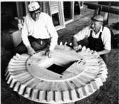 Stora Mellby. Frits Larsson och Erik Bjärkby tillverkar kvarnhjul till väderkvarnen i Borg.