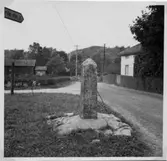 Lödöse. Vägvisare vid vägkorsningen. N. I. Svensson 1951.  Neg 1350 
Foto: Vänersborgs Museum.