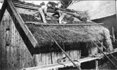 Taktäckning med halm, gården Gärdet Vasareds by, Tvärreds sn.
Foto: Einar Johansson.