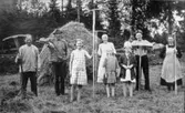 Höskörd på Gärdets gård, Vasareds by. Gustav-Adolf Johansson, Einar Johansson, Nansy Azelius, Edit Johansson, Asta Hedberg, Gunnar Azelius, Maria Zacrisson och Anna-Lisa Karlsson. Ca 1925.
Den långa kraftiga räfsan stickerivan, sköt man ihop en räfsad sträng med och bar bort det på räfsan.
