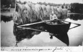 Översvämning på Gärdets mossategar, Vasared 1939. Gustav-Adolf Johansson i roddbåt. Tegarna ligger intill Dammsjön.
Foto: Einar Johansson