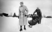 Edit och Alice Johansson Gärdet, Vasared kör hem rovor från Rovastibban på åkern till ladugården. Tre stora korgar på en spark vinten 1951.
Foto: Einar Johansson (broder)