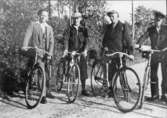 1930-tal. Cykeln hade stor betydelse i bondesamhället. Vart man skulle var det att cykla. Fr.v. Evert Andersson Fjädermossen, Torsten Särnqvist Folkesred, Evert Nilsson Kalvshester och Ingvar Haglund Varpaledet.
Se Tvärred förr och nu sid 94.