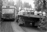 Vasared. Mjölkbilen möter linjebussen ca 1968. Chaufförerna satt på sin vakt till mötet var avklarat. Ena ekipaget måste stanna och det andra köra förbi.
Foto. Bertil Gardell