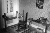 Bandväv, kardor och skrubbestol för grovkardning i textil-kammaren i Tvärreds hembygdgård Onsered.
Foto: Bertil Gardell ca 1975.