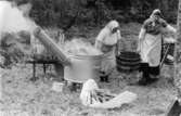Maj Larsson och Maud Broman bykar tvätt vid hembygdsgården Onsered ca 1979.