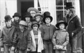 Tvärredsbornas gamla hattar i hembygdsgården Onsered när skolan var där på aktivitetsdag.