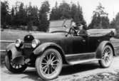 Helmer Andersson på Brobacken var den första bilägaren i Handbolaget (NV delen av Tvärred). Vägen dit var inte godkänd för biltrafik. Han fick tillstånd att köra byvägen fram till Stavared, landsvägen i kyrkbyn. Helmers Buick av 1923 års modell byggdes 1934 om till epatraktor.