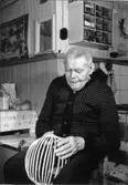 Kalle i Kyrkhagen Karl Andersson f. 1878 med stommen till en av sina berömda korgar.
Foto: Bertil Gardell ca 1968.