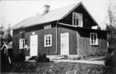 Post, mejeri, fotolabb och telefonväxel i Tvärred. Byggår 1909. Foto ca 1925. Se Tvärred förr och nu sid 268.