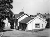 Ulricehamns sn, Brohusgränd med nordsidans hus. T.V. i bakgrunden  kyrkan, närmast T.H. det lilla brohuset