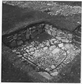 Utgrävning. Källare med stenlagt golv  Brätte  Vassända-Naglum