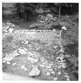 Utgrävning. Gata och i fonden spiselgrund.  Brätte Vassända-Naglum