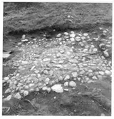 Rester efter stengata norr om brunnarna,  Brätte Vassända-Naglum