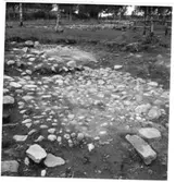 Rester efter stengatan norr om brunnarna,  Brätte  Vassända-Naglum