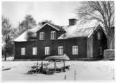 Kokhuset  Hamnen  Vänersborg.  En byggnad där sjöfolk i hamn fick laga mat, emedan det var förbjudet att elda ombord i hamn. Huset rivet 1964.