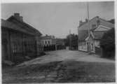 Residensgatan söder om Kungsgatan. Märk den gammaldags stenläggningen med s k borgmästarestenar,  Residensgatan 2,4,  Vänersborg