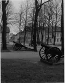 Vänersborg, Plantaget. Larmkanonerna utanför kyrkan