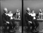 Vänersborg. Fabrikör Alexander Lindedal med sitt barnbarn Anders