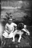 Barn med hund.
Julius Olsson  Vänersborg