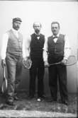 Tre män med racket.
Ottenblad,  Läcktor med kamrater  Vänersborg
