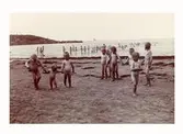 Sanatorium. TBC sjuka barn vid lilla Apelvikens strand. Den lilla flickan som går emellan barnen till vänster heter Anna Nilsson.
