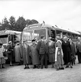 Resenärer utanför turistbussarna. Det är folkpensionärernas syförenings resa Vättern runt.