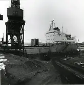 Bulkfartyget Avafors lossar den sista kollasten som tas in i Värtahamnen Stockholm, den 1 mars 1972.
Gasverket ombyggt till oljedrift.
