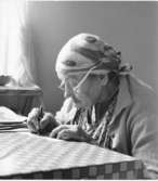 80-åriga Josefina Kihl i Saarikoski kvitterar ut sin folkpension. Bilden är troligen tagen sommaren 1970.
