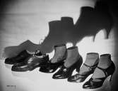 Tre par skor i skinn. Från höger; sandaletter, klackskor i krokodilskinn med snörning och skor i Oxfordmodell.