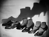 Tre par skor i skinn. Från höger; sandaletter, klackskor i krokodilskinn med snörning och skor i Oxfordmodell.