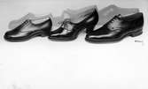 Tre par skinnskor. Skor i mitten med klack och snörning, skor i Oxfordmodell på sidorna.