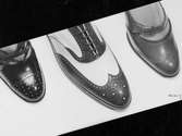 Tre skor i olika modell. Brogues i mitten, skor med perforerad tå och snörning till vänster och klackskor med spänne till höger.