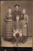 En familj poserar klädda i dräkter från Rättvik, Dalarna.