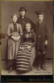 En familj poserar klädda i sina finaste kläder